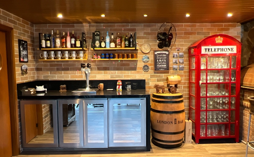 Balcão refrigerado para dois tipos de chope que pode ser convertido cervejeira